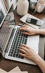 Consultora de Google Ads a trabalhar numa campanha